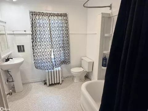 Bath - 810 W Walnut St, Eldon, IA 52554 photo 2 of 3