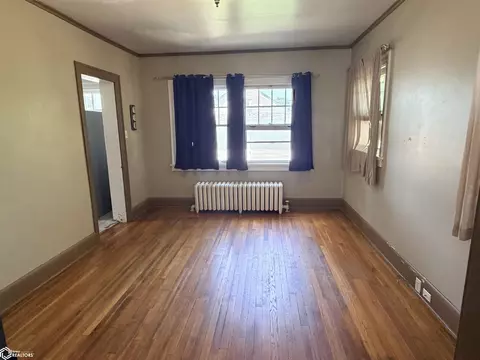 Living - 810 W Walnut St, Eldon, IA 52554 photo 2 of 5