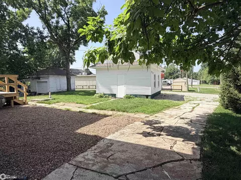 Exterior - 810 W Walnut St, Eldon, IA 52554 photo 6 of 6