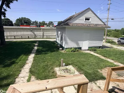 Exterior - 810 W Walnut St, Eldon, IA 52554 photo 5 of 6