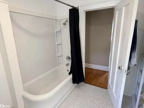 Bath - 810 W Walnut St, Eldon, IA 52554 photo 3 of 3