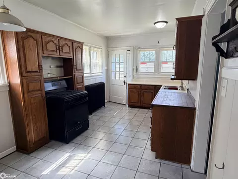 Kitchen - 810 W Walnut St, Eldon, IA 52554 photo 2 of 3