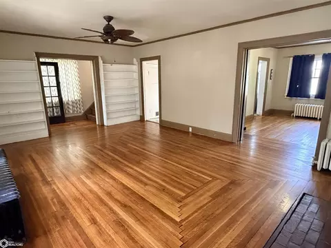 Living - 810 W Walnut St, Eldon, IA 52554 photo 3 of 5
