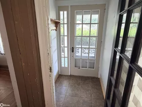 Entry Way - 810 W Walnut St, Eldon, IA 52554 photo 2 of 4