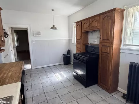Kitchen - 810 W Walnut St, Eldon, IA 52554 photo 3 of 3