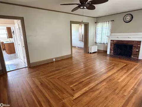 Living - 810 W Walnut St, Eldon, IA 52554 photo 4 of 5