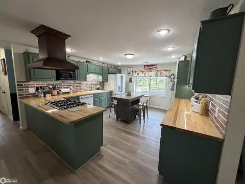 Kitchen - 21930 458th St, Centerville, IA 52544 photo 4 of 5