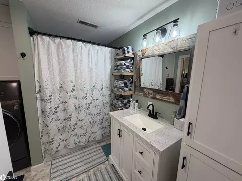 Bath - 21930 458th St, Centerville, IA 52544 photo 1 of 2