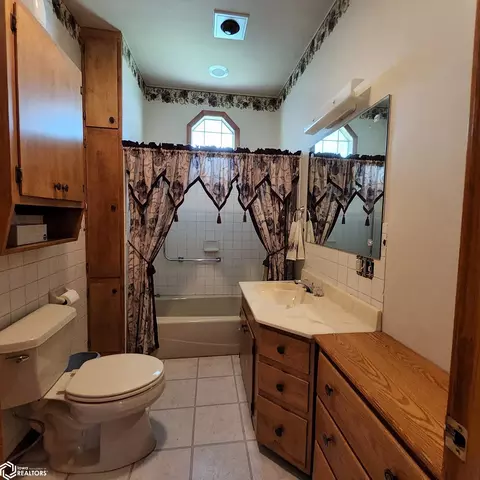 Bath - 702 N Walnut St, Avoca, IA 51521 photo 2 of 4