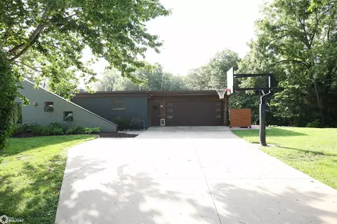 2212 Carbonado Rd, Oskaloosa, IA 52577