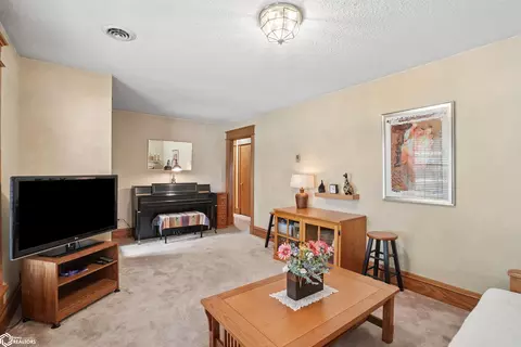 1237 J Ave, Nevada, IA 50201 photo 5