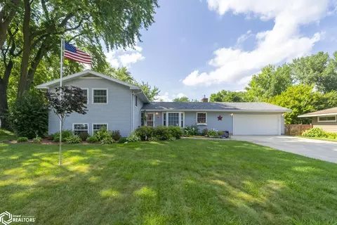 38 Country Cir, Mason City, IA 50401