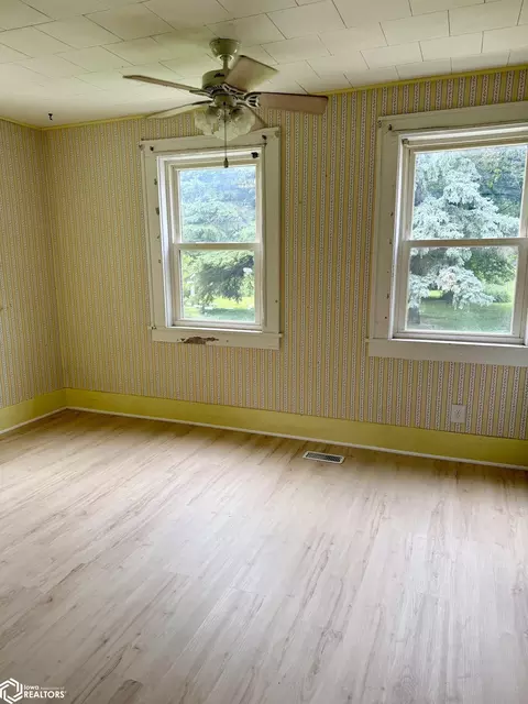 Bedroom - 910 16th St, Eldora, IA 50627 photo 3 of 6