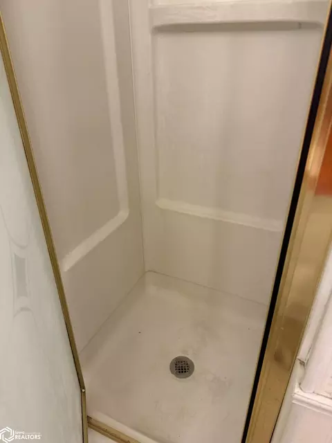 Bath - 910 16th St, Eldora, IA 50627 photo 6 of 7