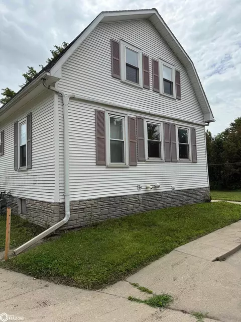 Exterior - 910 16th St, Eldora, IA 50627 photo 2 of 3