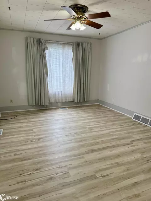 Living - 910 16th St, Eldora, IA 50627 photo 1 of 2