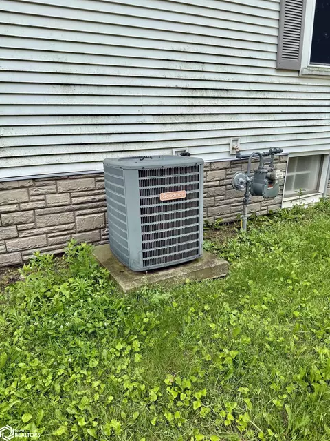 Exterior - 910 16th St, Eldora, IA 50627 photo 3 of 3