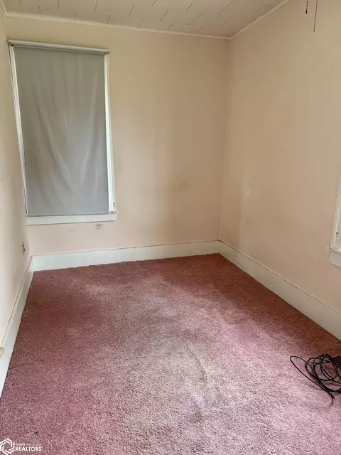 Bedroom - 910 16th St, Eldora, IA 50627 photo 4 of 6