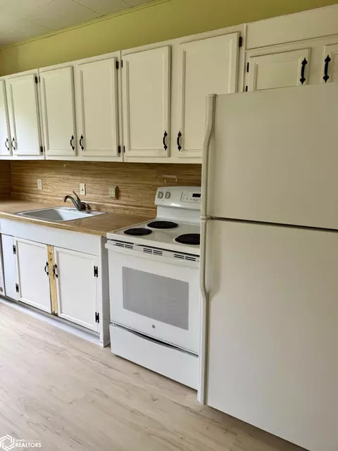 Kitchen - 910 16th St, Eldora, IA 50627 photo 2 of 3