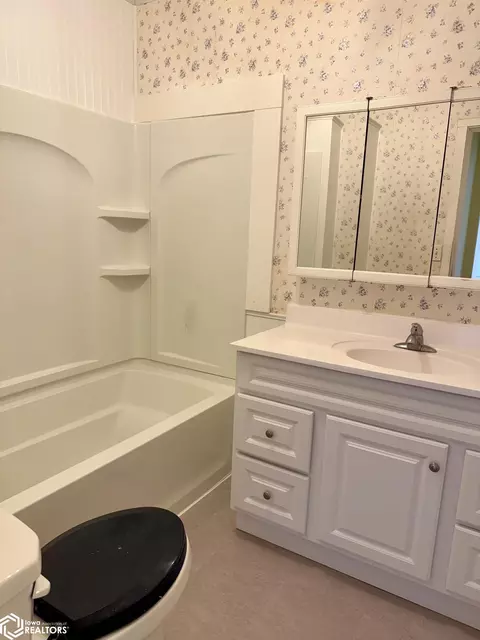 Bath - 910 16th St, Eldora, IA 50627 photo 1 of 7
