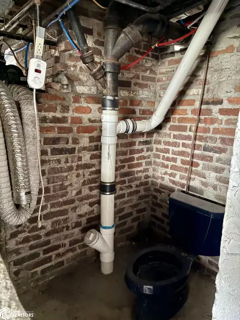 Bath - 910 16th St, Eldora, IA 50627 photo 3 of 7