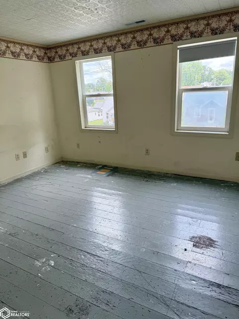 Bedroom - 910 16th St, Eldora, IA 50627 photo 6 of 6