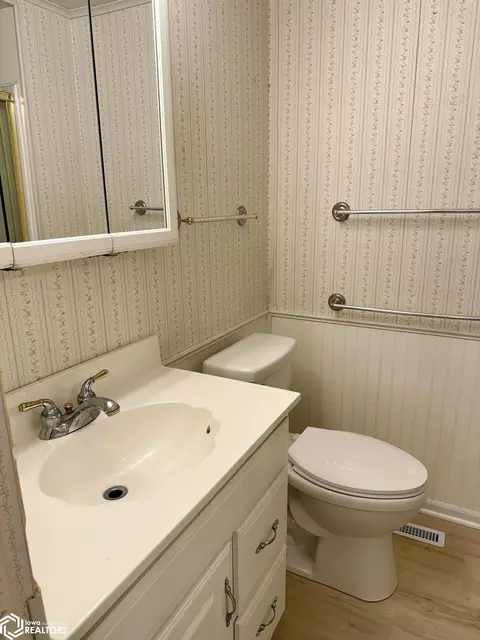 Bath - 910 16th St, Eldora, IA 50627 photo 5 of 7
