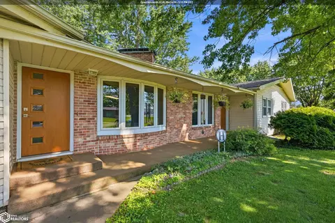 304 S Cedar St, Wapello, IA 52653