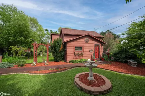 306 N 8th Ave N, Vinton, IA 52349