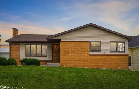 806 Oswego St, Tama, IA 52339