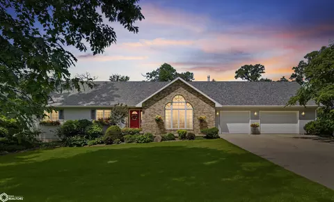 1032 Oakland Dr, Tama, IA 52339