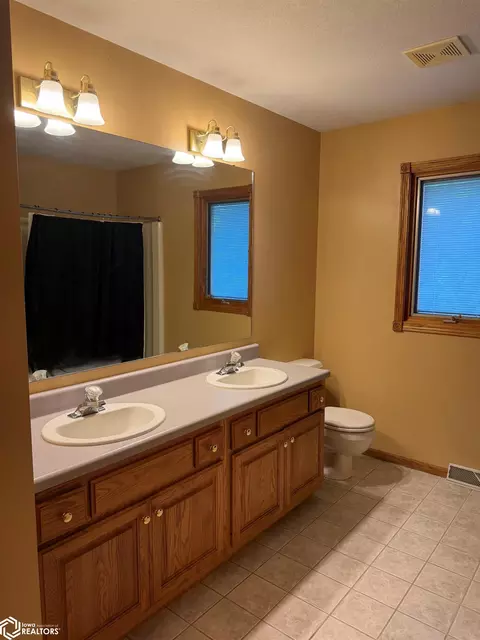 Bath - 711 E 29th St, Carroll, IA 51401 photo 1 of 4