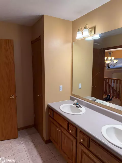 Bath - 711 E 29th St, Carroll, IA 51401 photo 2 of 4