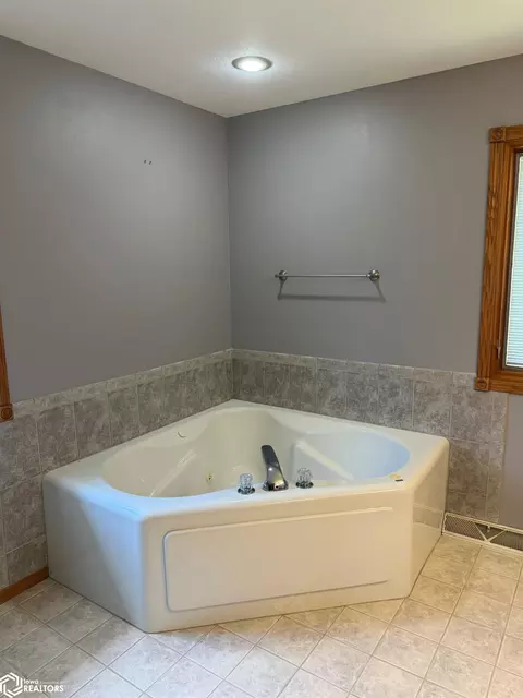 Bath - 711 E 29th St, Carroll, IA 51401 photo 4 of 4