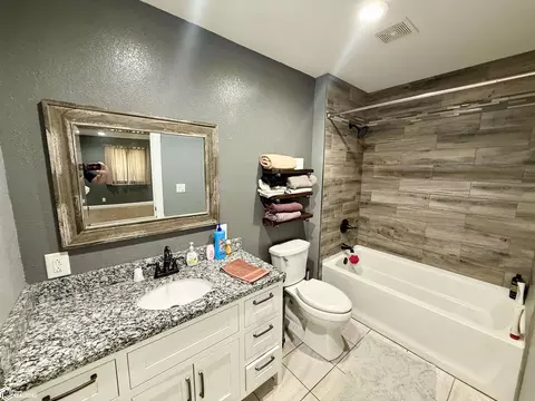 Bath - 328 E 7th St, Glidden, IA 51443 photo 2 of 3