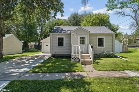 1007 9th Ave N, Clear Lake, IA 50428