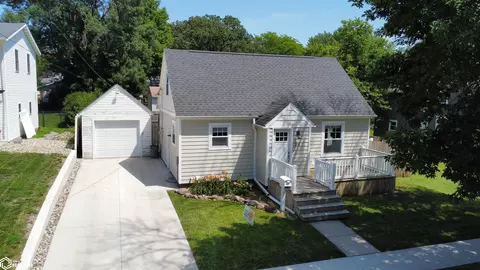 206 N 9th St, Clear Lake, IA 50428