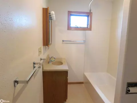 Bath - 401 Main St, Deloit, IA 51441 photo 2 of 2