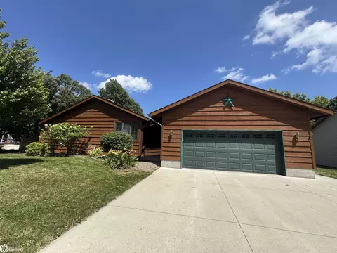 902 S 15th St, Clear Lake, IA 50428