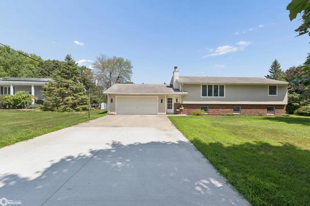 1353 Plymouth Rd, Mason City, IA 50401