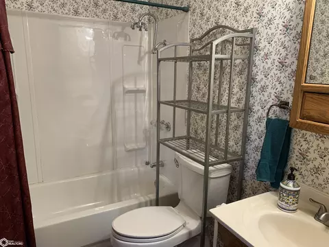 Bath - 1201 N Maple St, Creston, IA 50801 photo 1 of 4