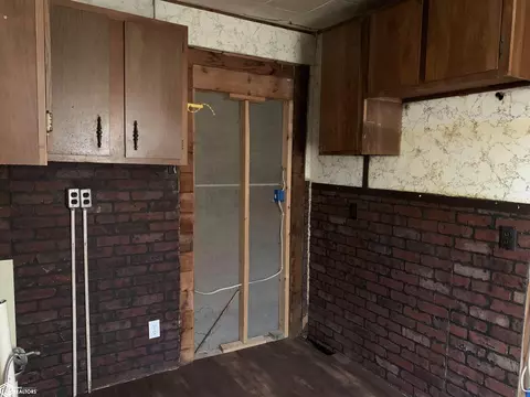 Entry Way - 1201 N Maple St, Creston, IA 50801 photo 2 of 4