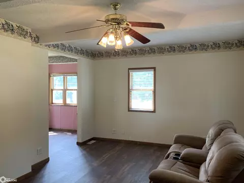 Living - 1201 N Maple St, Creston, IA 50801 photo 3 of 4