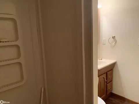 Bath - 1201 N Maple St, Creston, IA 50801 photo 2 of 4