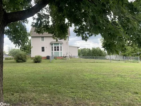 Exterior - 1201 N Maple St, Creston, IA 50801 photo 4 of 8