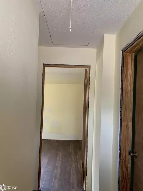 Entry Way - 1201 N Maple St, Creston, IA 50801 photo 4 of 4
