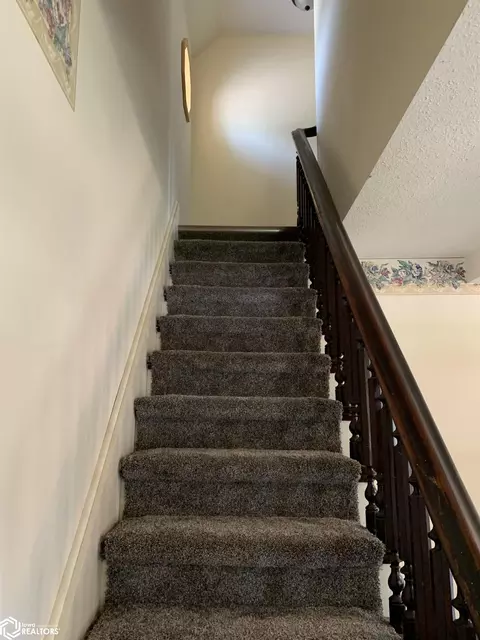 Entry Way - 1201 N Maple St, Creston, IA 50801 photo 3 of 4