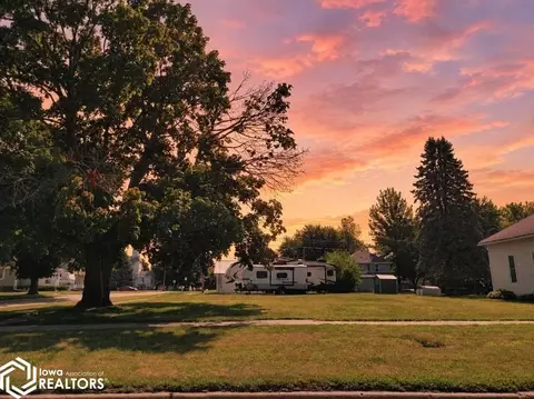 121 N Shuffleton St, Sigourney, IA 52591