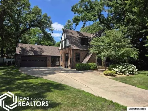 76 N Crescent Dr, Mason City, IA 50401