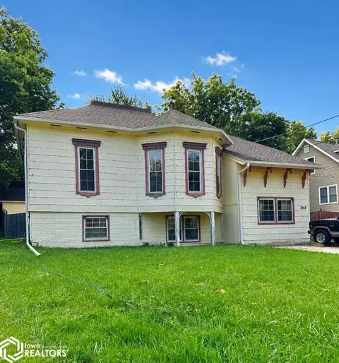 3054 Woodland Dr SW, Cedar Rapids, IA 52404